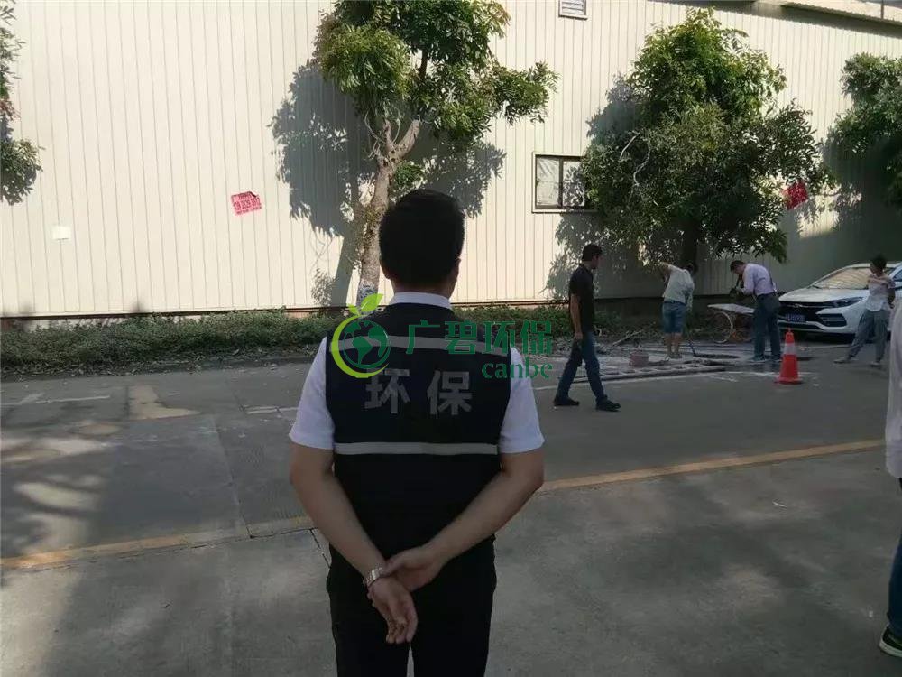 順德容桂環運分局當場抓到一男子偷倒玻璃廢渣到沙井(圖3) 順德容桂環運分局當場抓到一男子偷倒玻璃廢渣到沙井(圖3)